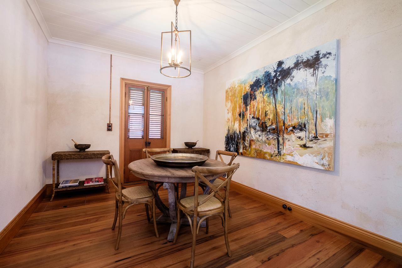 Hotel Goonoo Goonoo Station Tamworth Esterno foto A dining room with a wooden floor