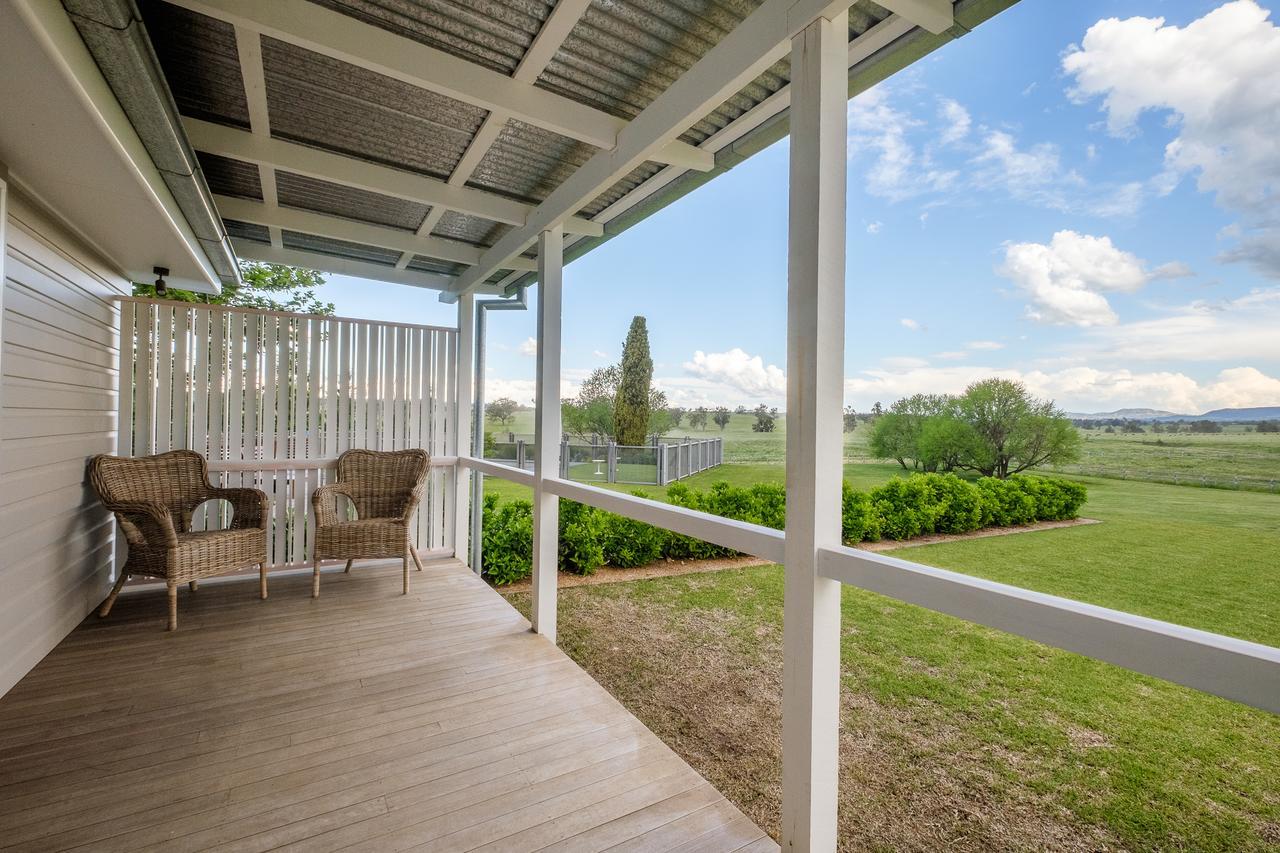 Hotel Goonoo Goonoo Station Tamworth Esterno foto A view from the balcony of a two-bedroom apartment at the Village at the Park