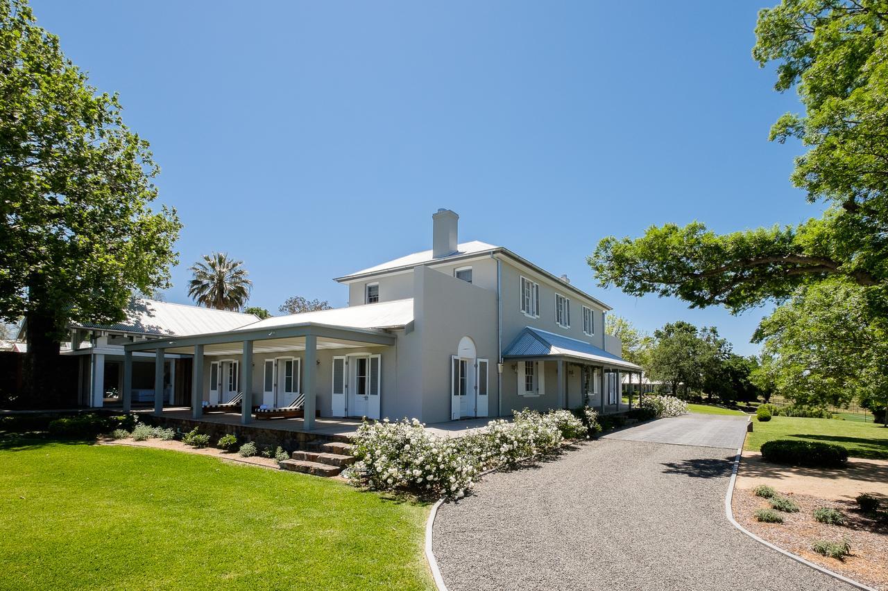 Hotel Goonoo Goonoo Station Tamworth Esterno foto The former residence of the South African Minister of Finance, Trevor Manuel, in the suburb of Constantia, Cape Town.