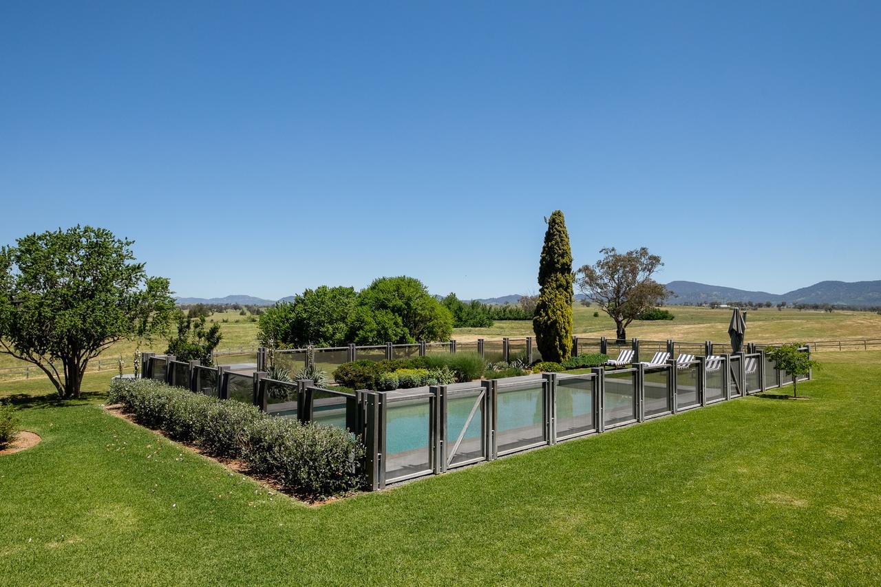 Hotel Goonoo Goonoo Station Tamworth Esterno foto A pool in Australia