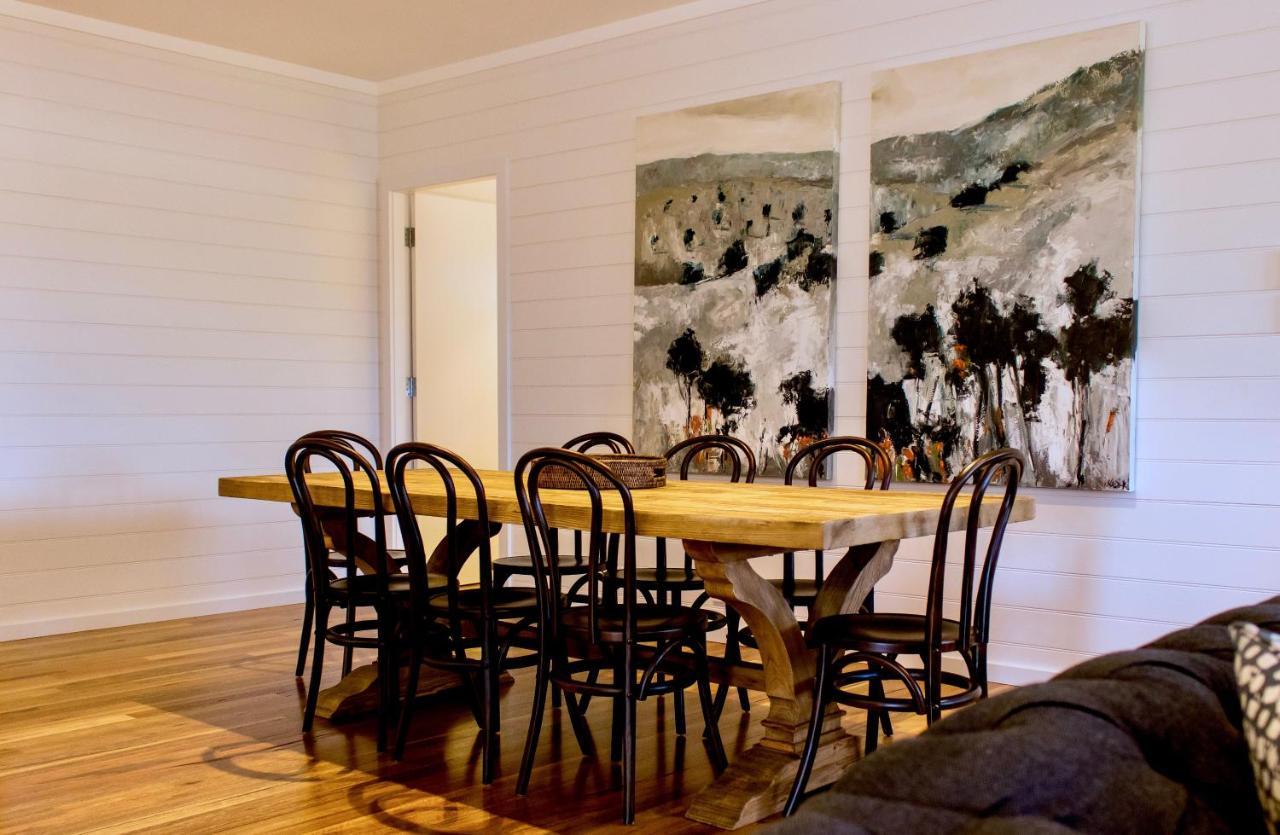 Hotel Goonoo Goonoo Station Tamworth Esterno foto A dining room with a Thonet chair set