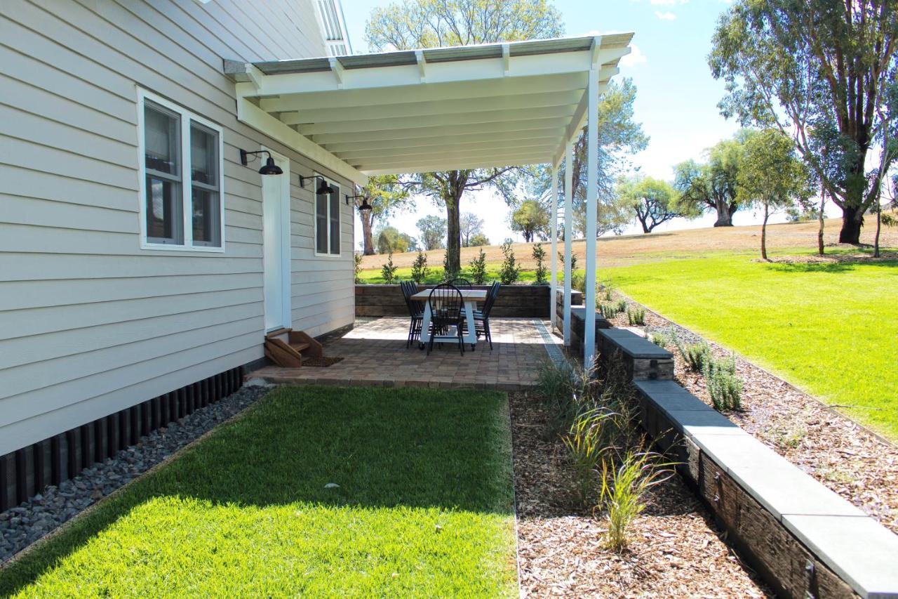 Hotel Goonoo Goonoo Station Tamworth Esterno foto A residential patio with a retractable awning